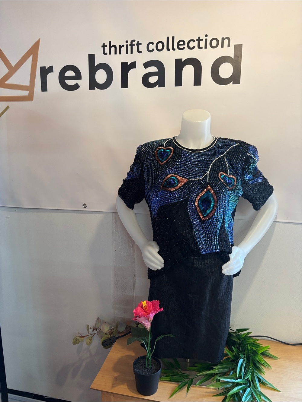 Laurence Kazar Black Sequin Beaded Short Sleeve Top peacock 🦚
